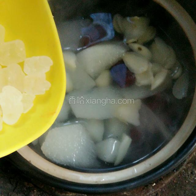 
煮40分钟，水余下的只有一半时，放进冰糖，继续熬至冰糖完全溶化即可