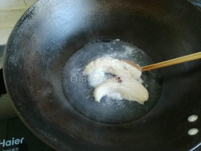鸡胸热水加盐、大料，大火焯水煮熟，腌制15分钟；