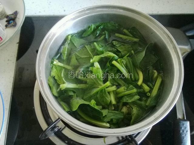 菠菜大火焯水3分钟；