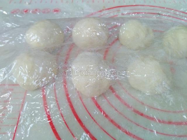 取出面团稍微揉下给排排气，分割剂子，七个面剂，盖上稍微松弛一会。