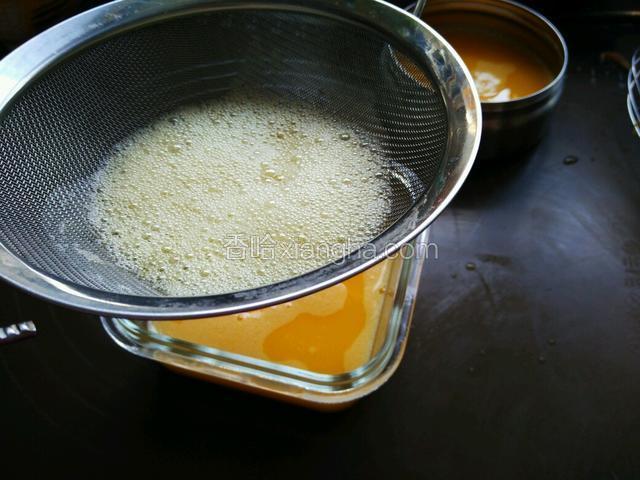 将蛋液过滤一遍。