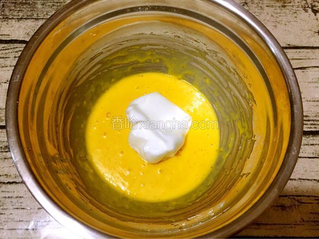把蛋白的三分之一倒入蛋黄糊中，上下拌匀或翻拌均匀