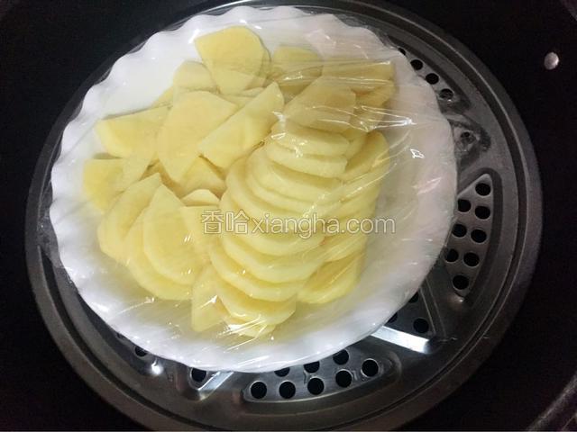 土豆去皮洗净切成薄片后盖上保鲜膜上锅蒸熟