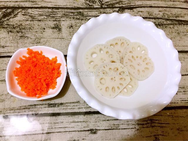 莲藕捞出过凉水后浸泡在凉开水中备用，胡萝卜去皮洗净切成末，