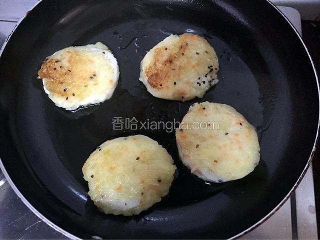 翻面继续小火煎至金黄色即可