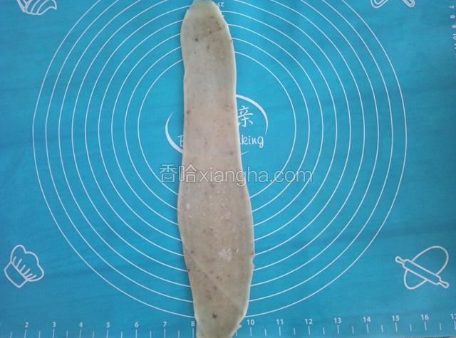 20分钟醒好后，竖着再次擀长。