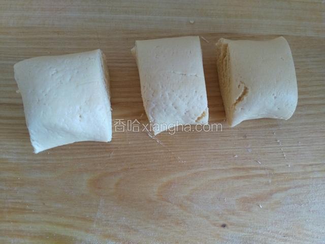 拿一块面揉成长条，切同等大小的面剂子。每个小面剂子是50克。