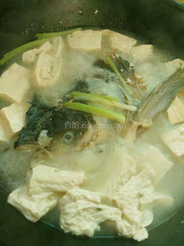 盖上盖子，焖煮三十分钟左右，直至汤变成奶白色。