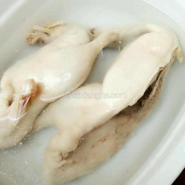 再用凉水冲洗干净以后，泡半个多小时，去掉血水，再冲洗一下，沥干