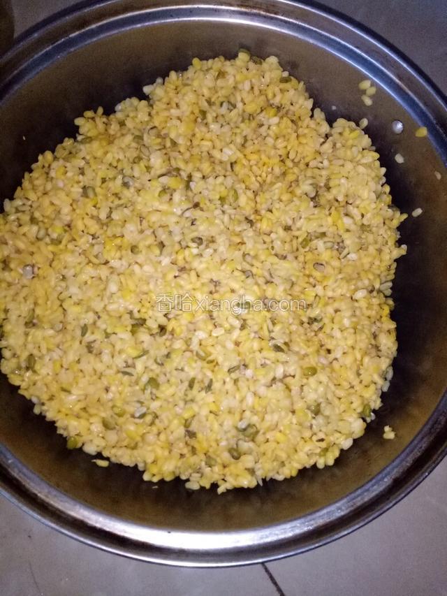 绿豆泡水一夜，洗净，滤干水，放适量盐、植物油搅拌均匀
