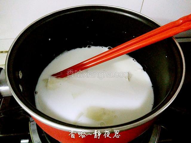 开小火，用筷子搅拌至吉利丁片全部融化