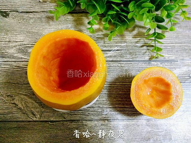 取一个和木瓜底部差不多大的碗，把木瓜放入直立固定，用小勺把木瓜一圈的果肉再整理一下，让边缘一圈的果肉厚薄均匀，多余的果肉挖出来