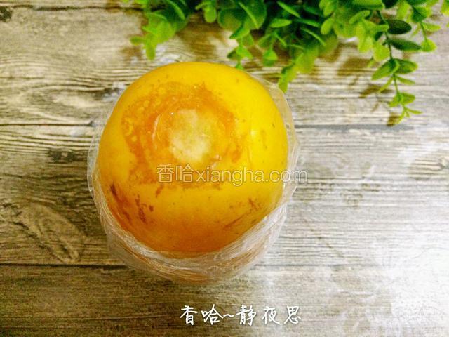 盖上木瓜盖，切口处用保鲜膜包一圈固定，放入冰箱冷藏3至5小时即可