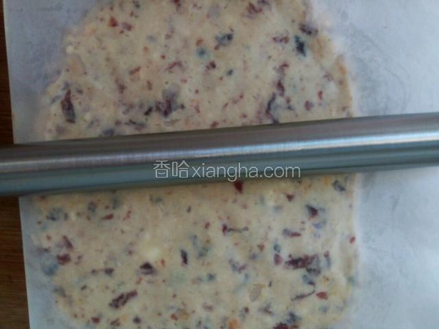 擀面杖擀出大约1厘米厚的饼。室外冷却。