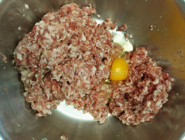 肉馅放入容器加入一个鸡蛋搅打上劲