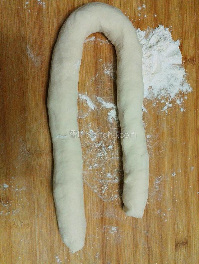 把醒好的面揉匀搓成长条