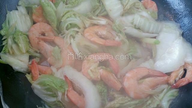 再加适量酱油，盐调味炒好出锅即可。