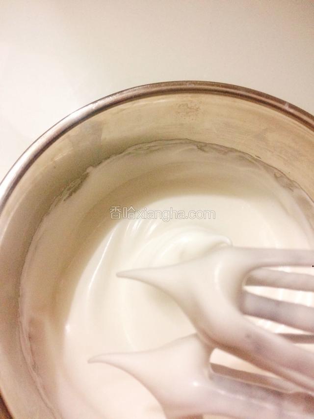 打至提取打蛋器能看到小尖角，或把蛋盆倒过来蛋白不会流动就可以了