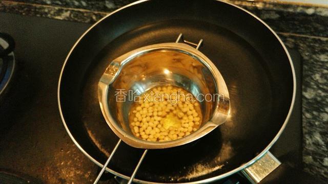 将材料放入容器里，再把容器放入加了水的平底锅中，这样比较不易烫手！我用的是不锈钢手柄小锅，边上有滤槽，方便倒出液体，也可以用烧杯之类的～