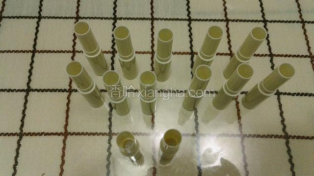一次性唇膏管洗净，开水烫过，再沥干～