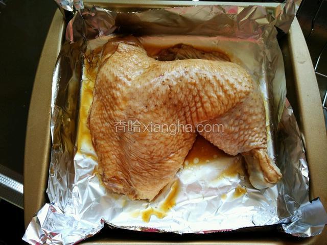 在锡纸和鸡腿表面抹上少许食用油，放入已预热好的烤箱中层，烤二十分钟后，翻面，烤十分钟，然后再翻面烤十分钟，就差不多可以出炉了。
