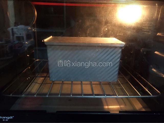 放进预热好的烤箱，上火135度，下火165度，下层40分钟