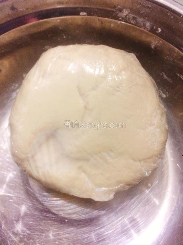 然后揉成面团，揉好后用保鲜膜包好醒发一小时