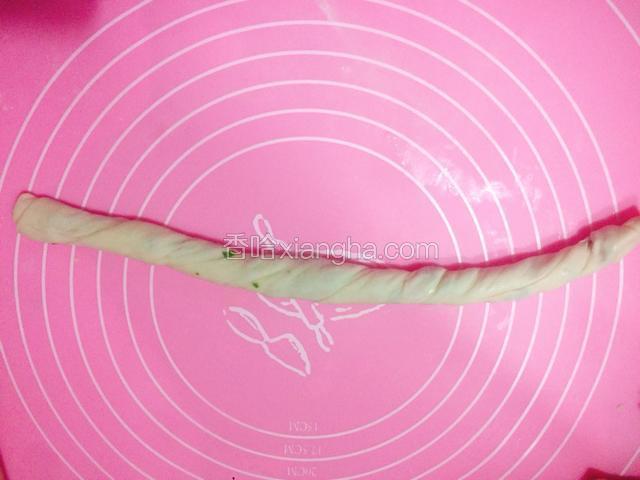 搓好后像拧毛巾一样把它扭一下