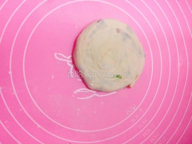 然后用手的把它压成饼状，用力要均匀一点