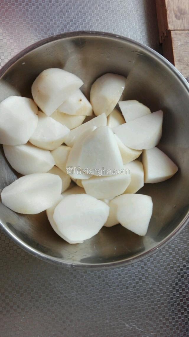 切成滚刀块儿，焯水止半熟。并且菜椒切块备用。