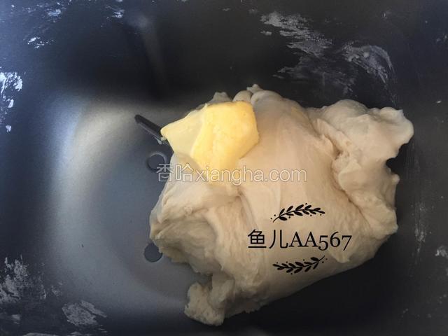 加入黄油继续揉面20分钟。