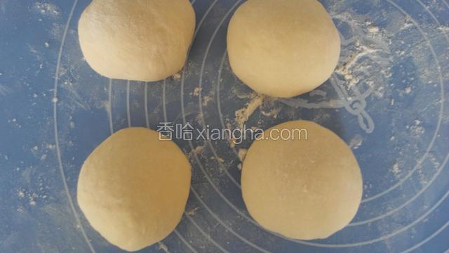 拿出揉面排气，分成4等份，揉成光滑的面团盖保鲜膜松弛15分钟