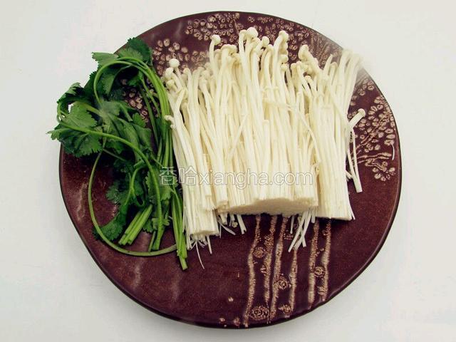 处理金针菇和香菜
1）  金针菇从连接处上方约3公分的位置切断
2）  香菜洗净去根