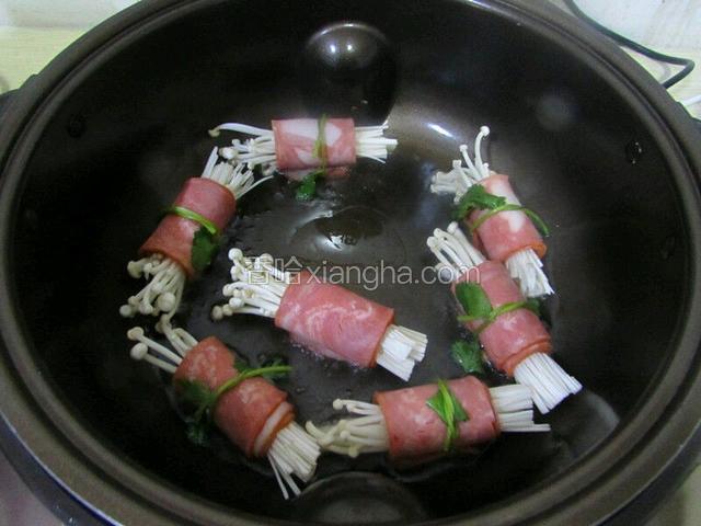 热油开煎
1）  油铺满锅底即可，烧热后，转小火，逐一放入金针菇2）。
2）  分成四个面，每隔10-15秒为培根换个面煎。
3）  煎至金针菇沾油变软即可。