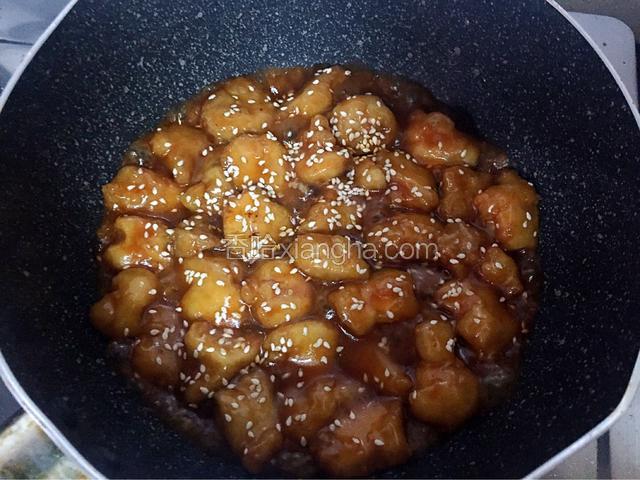 撒上白芝麻即可装盘食用