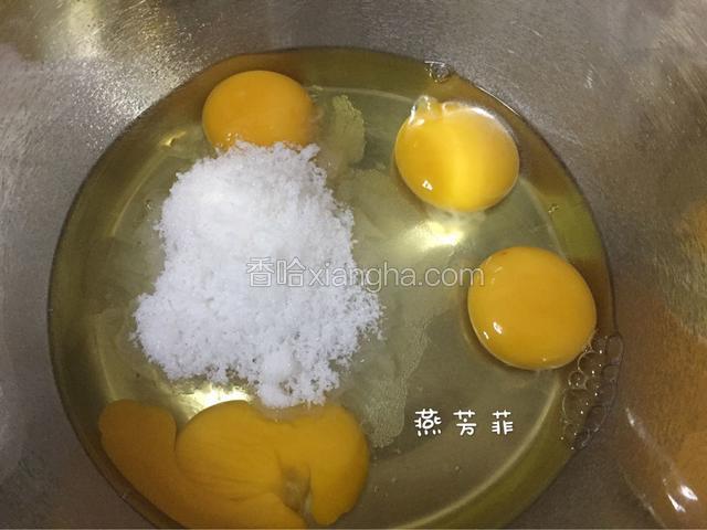 打发全蛋。
另取一不锈钢盆，磕入鸡蛋，放入白砂糖后搅拌均匀。