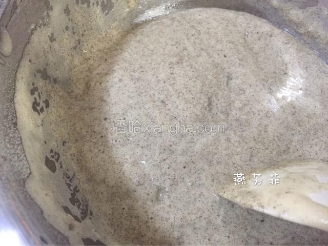 翻拌好的蛋糕糊糊。
注意不要过度翻拌，没有干粉就好了。
这时候锅里烧水。