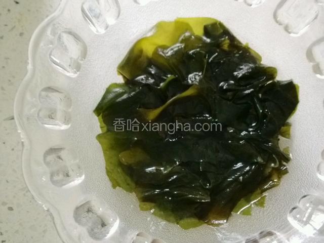 螺旋藻用水浸泡5分钟；