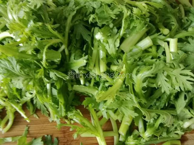 茼蒿洗净控水切成段儿；