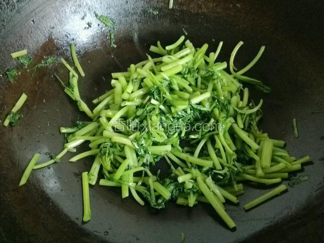 茼蒿下汤变软即可，加螺旋藻，鸡精出锅；