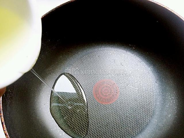 把不粘锅洗净抹干水分，之前准备好的食用油倒入锅内