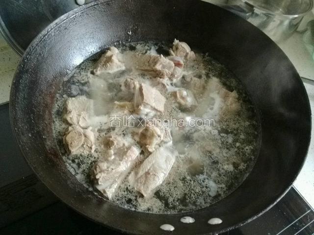 排骨沸水焯血沫儿；