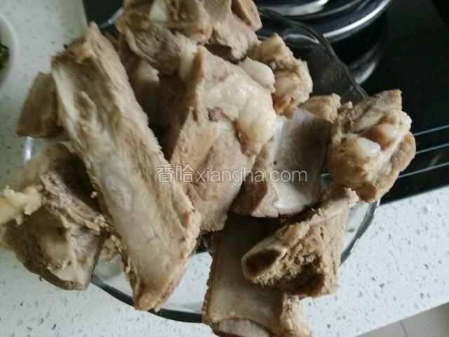撇干净血沫后滴肋排；