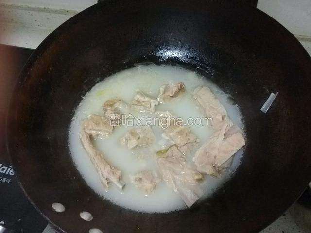 纯净水烧开后下肋排，盖上锅盖中火煮1小时后，浓汤干醇，排骨软烂；