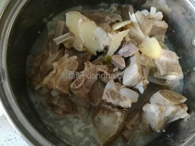 排骨晾凉撇一下油脂；