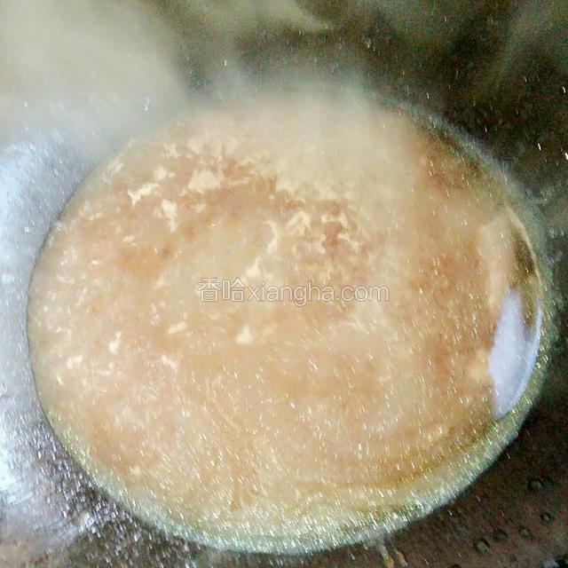倒掉油锅刷干净，开中火、加适量水和海鲜酱，化开海鲜酱