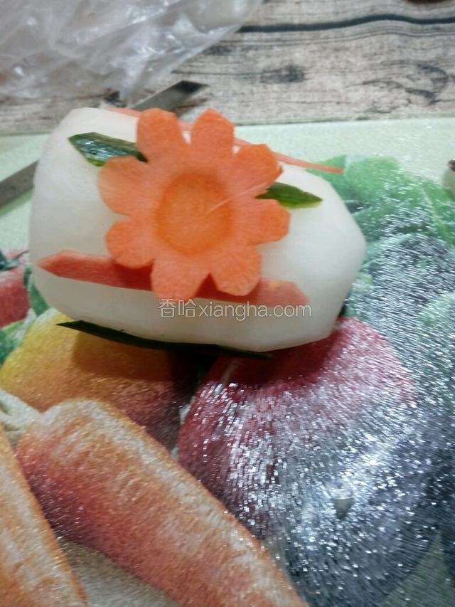 胡萝卜、黄瓜切成条装饰备用。