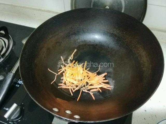 热油下锅煸炒胡萝卜，放少许盐；