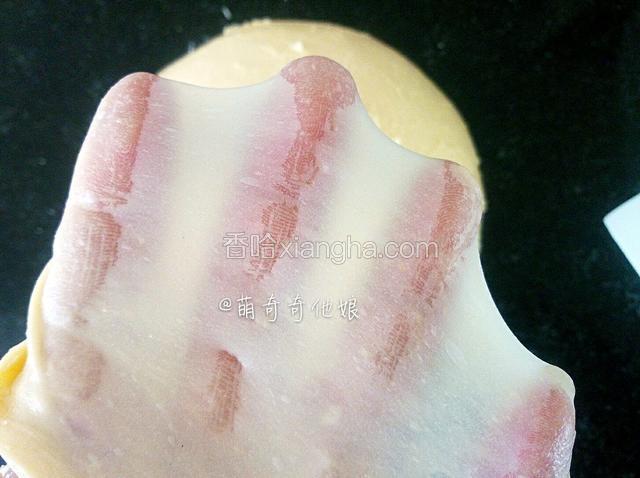 揉至完全阶段，能拉出薄膜即可。
（其实盘烤面包只需揉到扩展阶段也可，不用非得拉出半透明薄膜，只是揉到薄膜这样更好。）