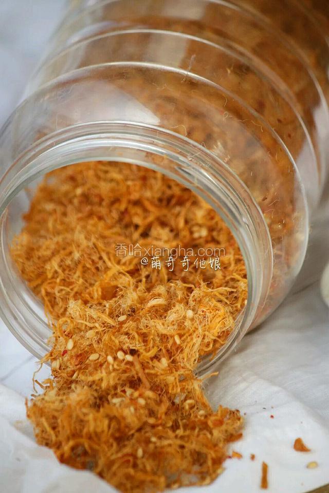 肉松是自制的，喜欢可以去我主页菜谱栏里找《辣肉松（猪肉松）》的菜谱。不吃辣把辣椒粉省略即可。